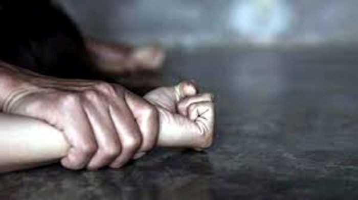 রাজশাহীতে গৃহবধূকে তুলে নিয়ে গিয়ে ধর্ষণ: তিনজনের বিরুদ্ধে মামলা